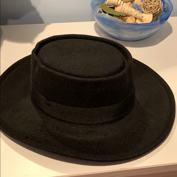 Black Wide Brim Felted Hat - Picture 4 of 5